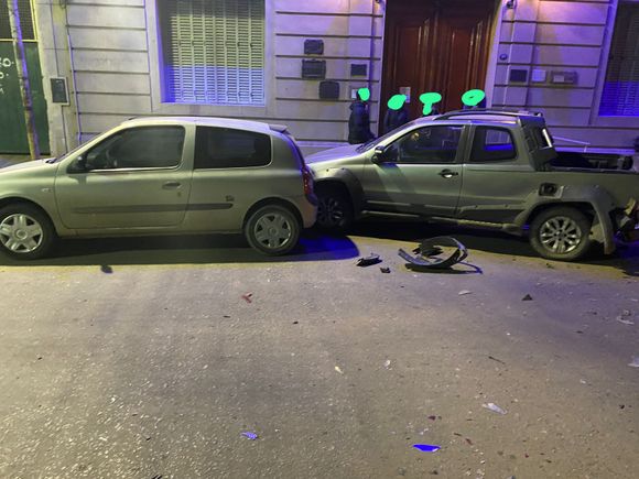 Buscan a un auto que chocó a otros tres que estaban estacionados frente a la Biblioteca Popular