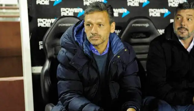 Nelson Vivas dejó de ser el entrenador de Estudiantes