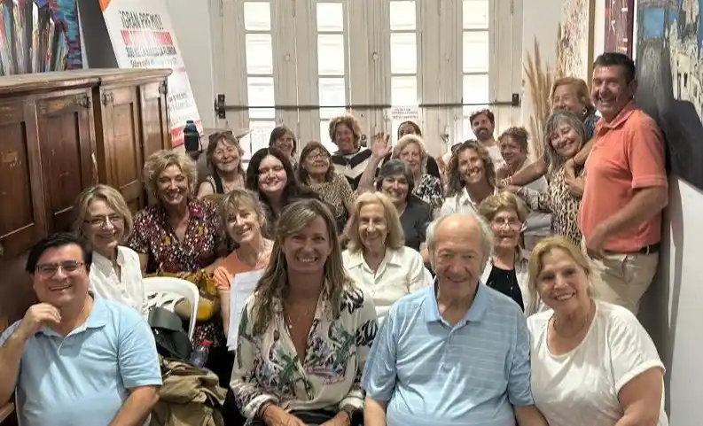 Integrantes de la Cooperadora en la asamblea de la entidad
