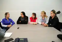 Padres de alumnos de Fulton piden “que vuelva Laura”, una maestra separada de su cargo