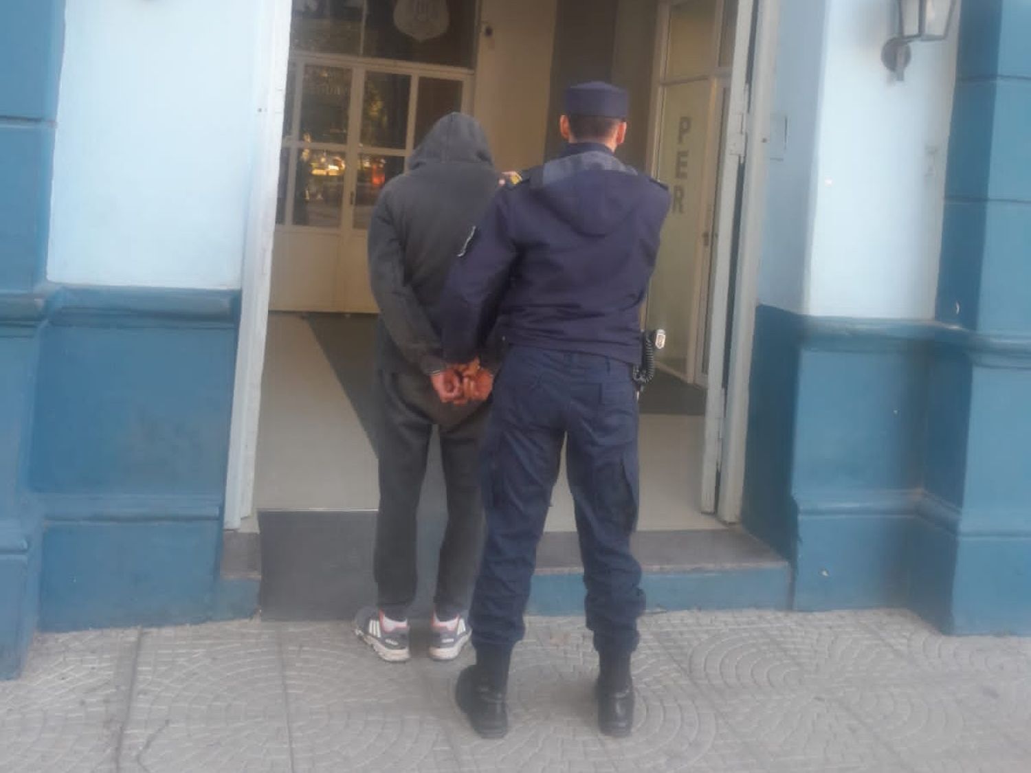 Un joven de 26 años asaltó un comercio a mano armada, pero se arrepintió y se entregó