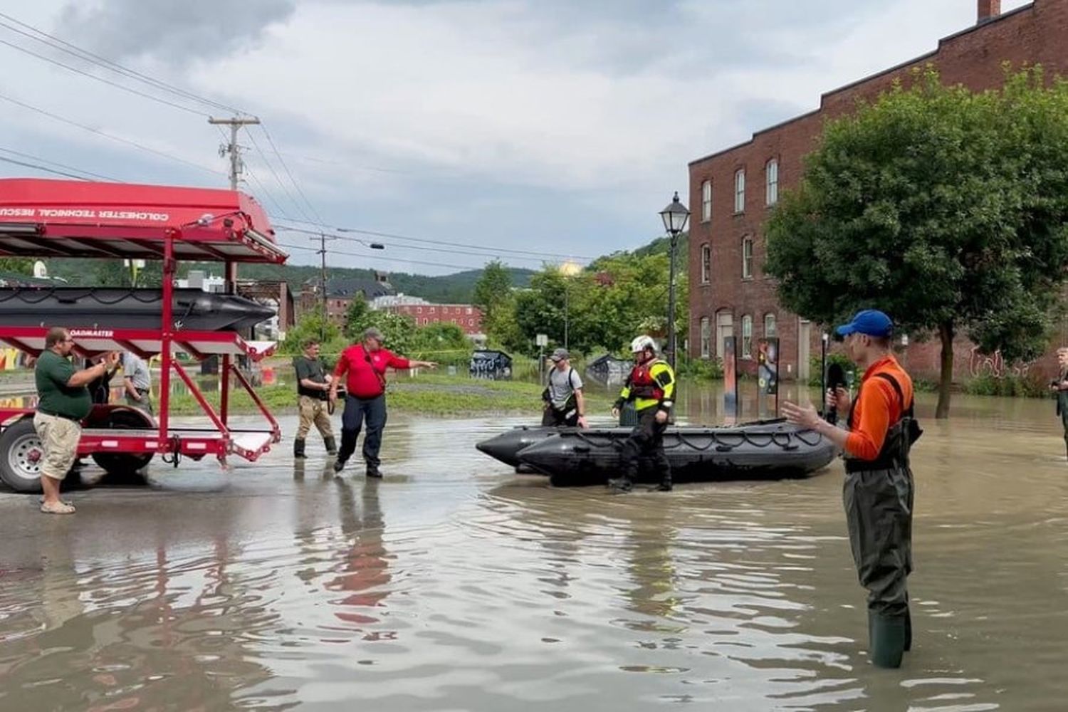 Los servicios de emergencia trabajan después de las inundaciones en Montpelier, Vermont, EE. UU., el 11 de julio de 2023. Vía Reuters