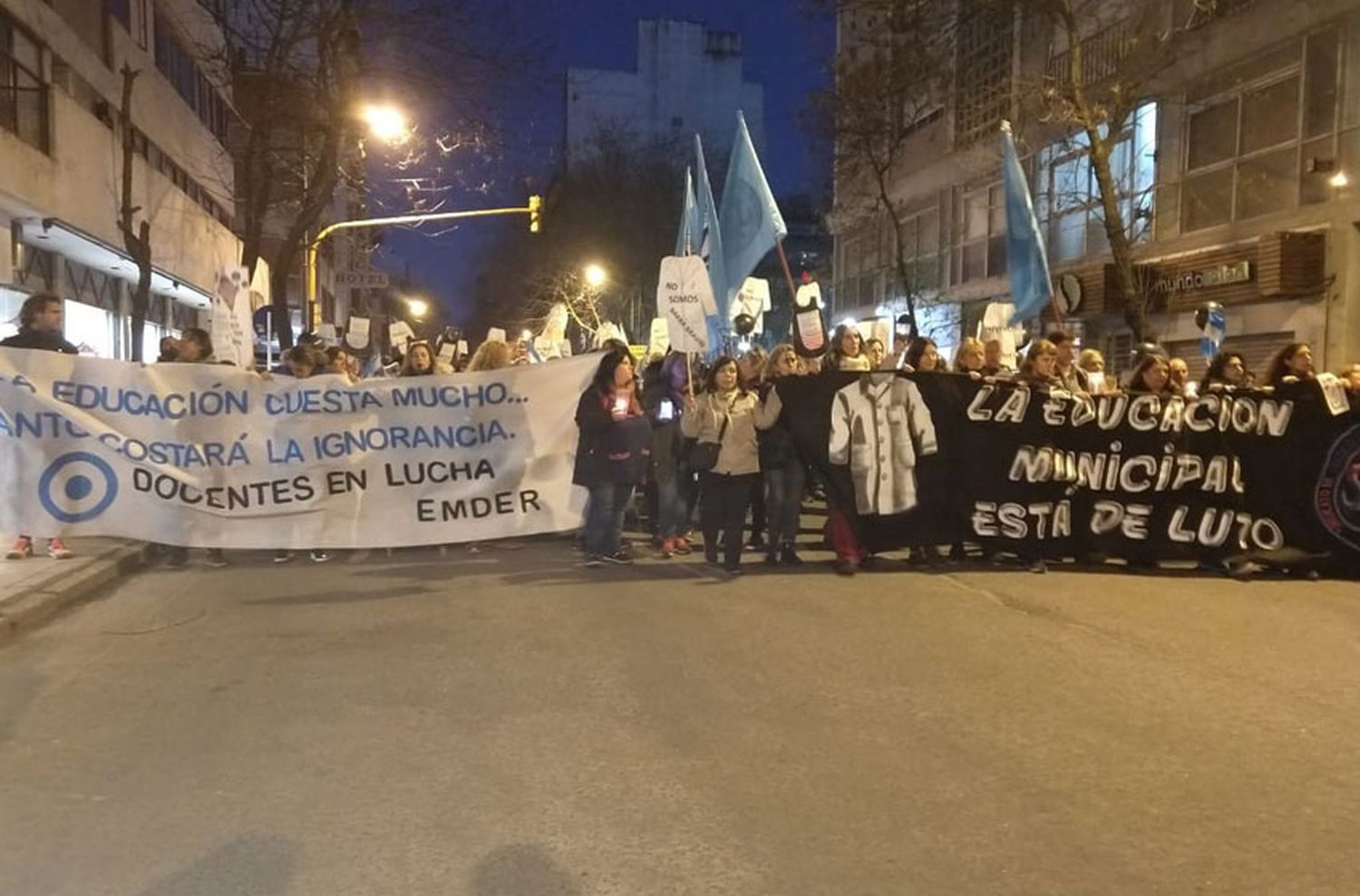 Docentes Municipales marcharon en rechazo a las políticas educativas municipales