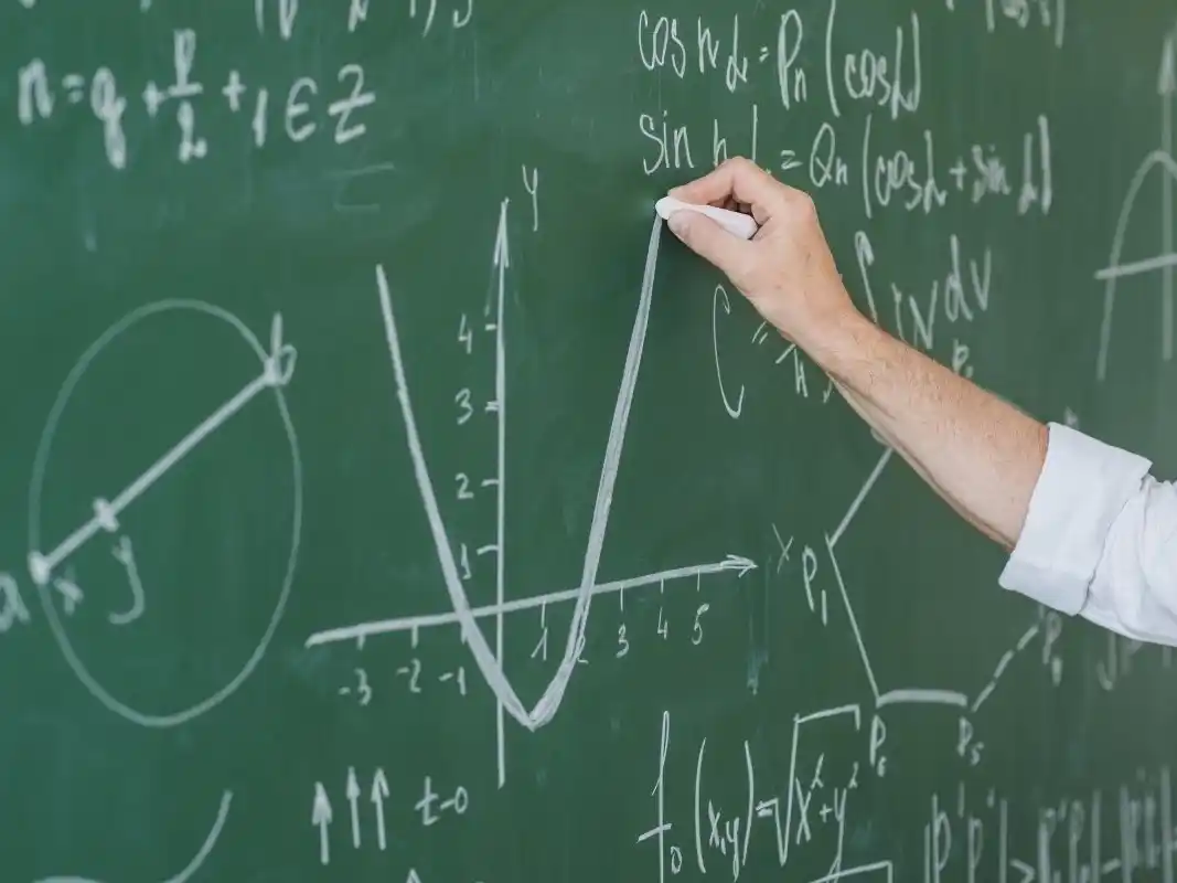 Ofrecen clases gratuitas de matemáticas para preparar a futuros estudiantes universitarios