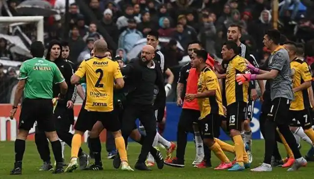 Riestra-Comunicaciones sigue, pero con durísimas sanciones