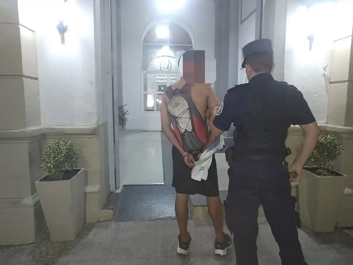 Un hincha local fue detenido tras orinar en la vía pública y mostrarle sus partes íntimas a una policía