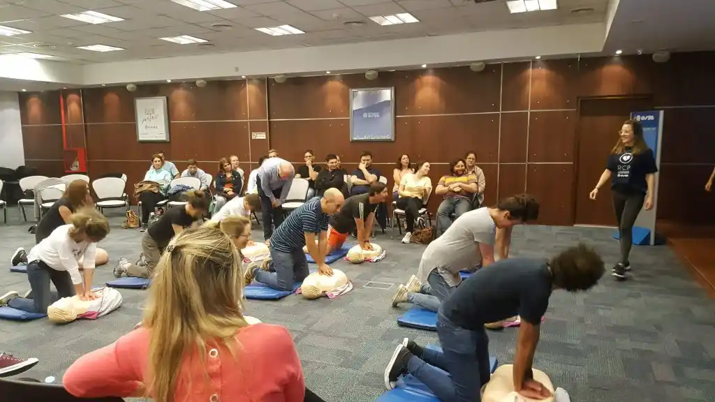  Unas trescientas personas participaron de las  capacitaciones en RCP en la filial de Osde