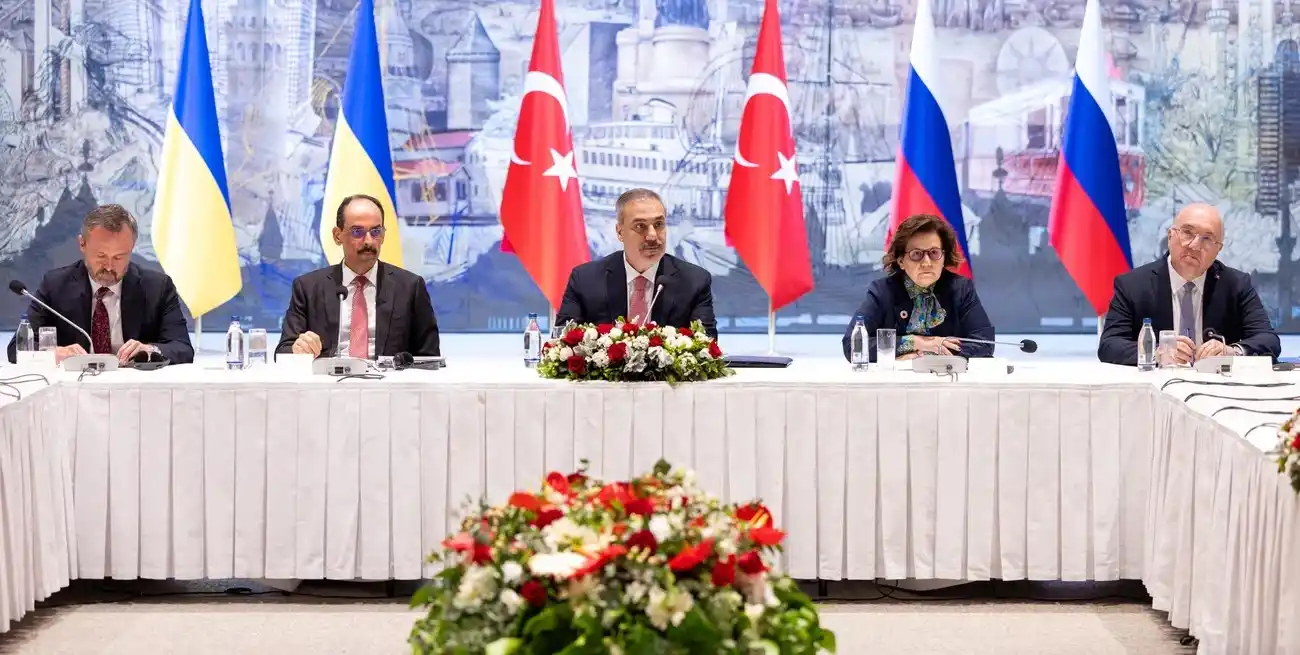 Hakan Fidan, ministro de exteriores de Turquía, recibiendo a los representantes de Ucrania y Rusia. Crédito: Arda Kucukkaya/Reuters