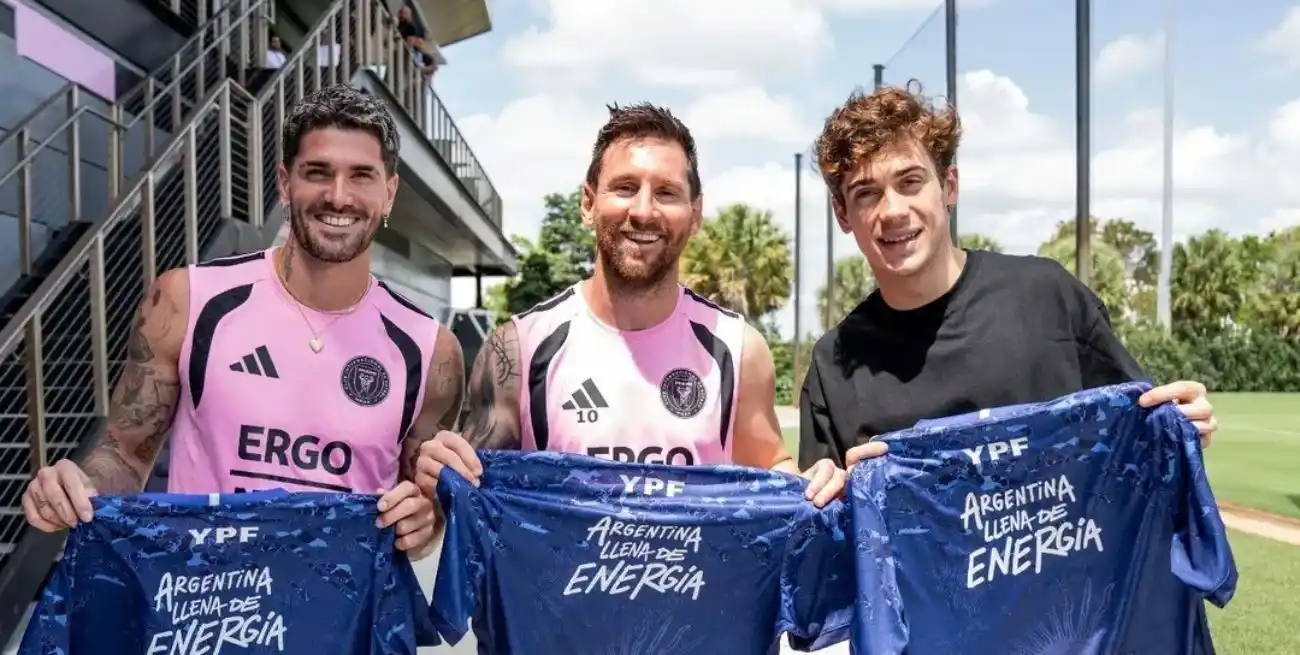 El piloto argentino se encontró con Lionel Messi y Rodrigo De Paul.