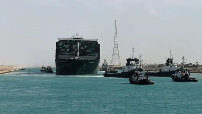 El canal de Suez restablece el tráfico tras conseguir reflotar el buque atascado
