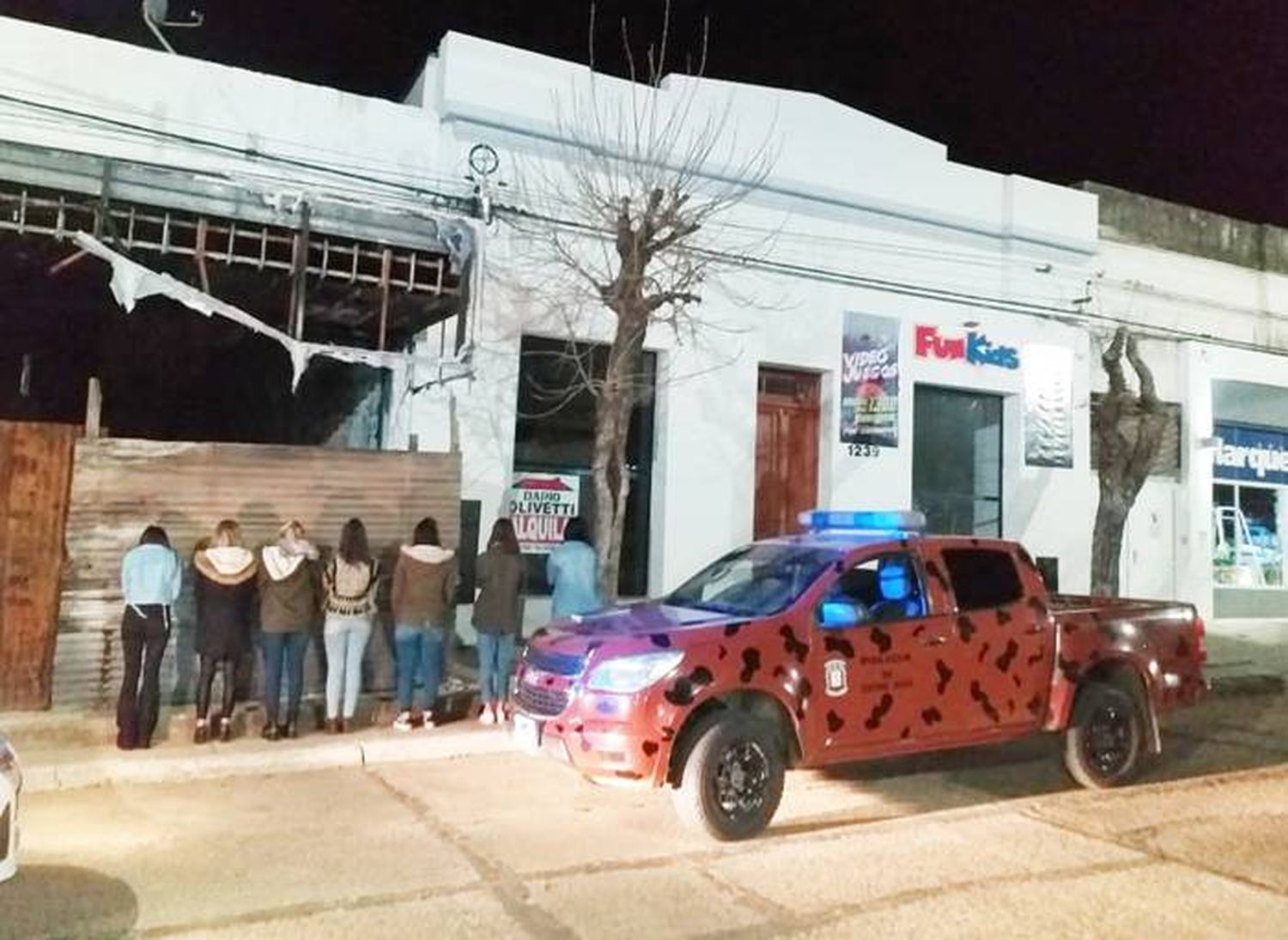 De fiesta en plena cuarentena, intentaron huir y fueron detenidos por la Policía