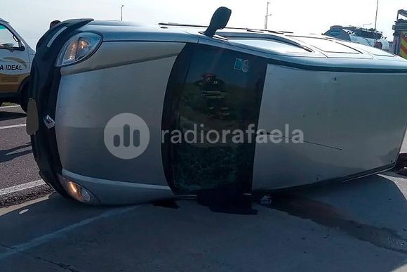 Fuerte accidente en el ingreso a Josefina: terminó con el auto de costado