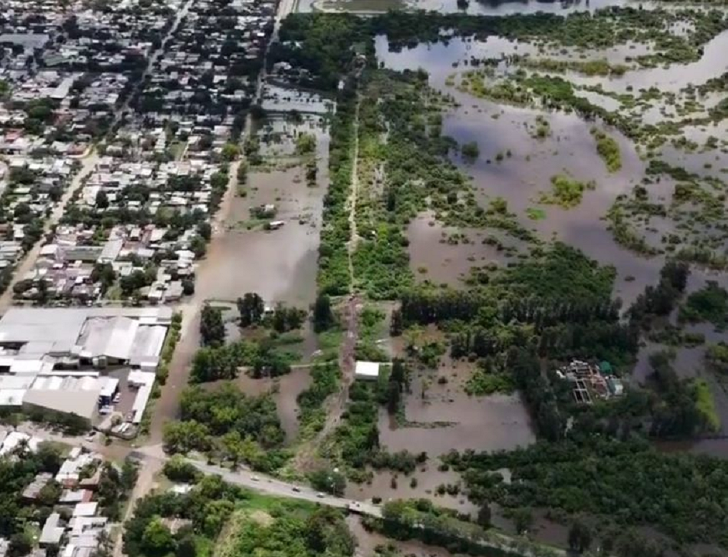 La imagen aérea muestra la zona norte afectada por la crecida de El Rey. En la parte inferior se aprecia el Camino "Héroes de Malvinas" y la curtiembre inundada. Más arriba, calle Independecia ganada por el agua.