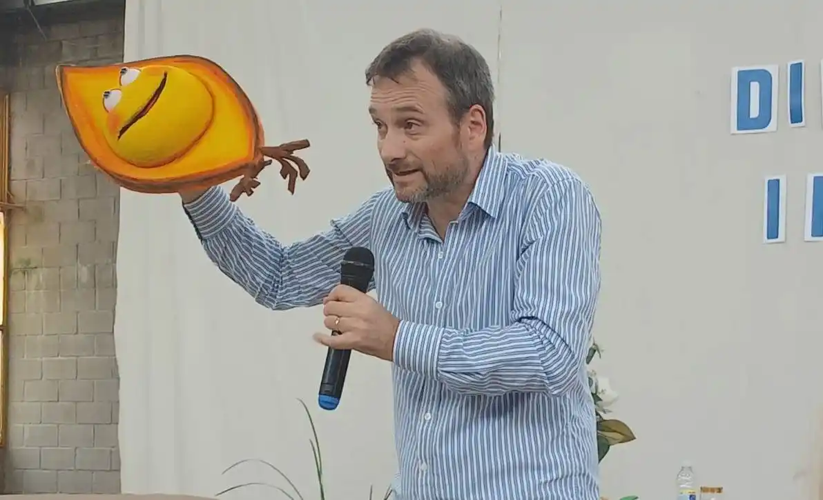 Rocha brindó una conferencia en la “escuela de campo”.