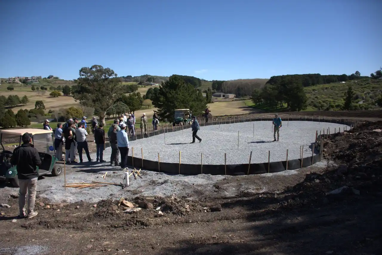 El Valle de Tandil avanza en el rediseño de su cancha con la visita de Vicente “Chino” Fernández.
