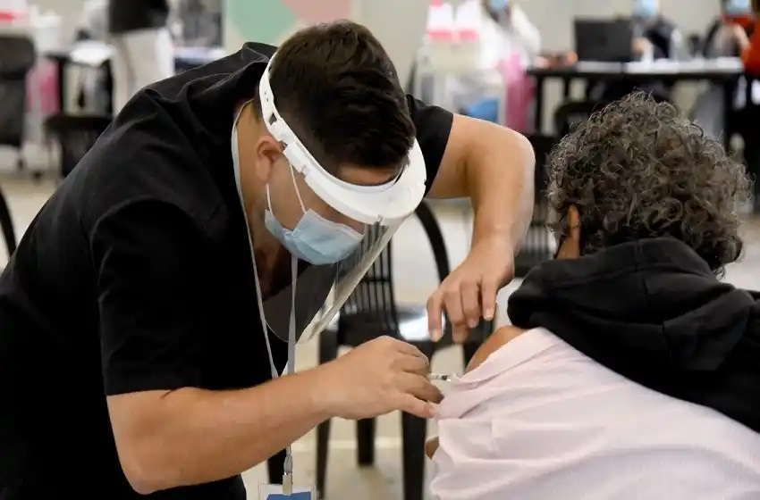 “Quien miente en un grupo de riesgo, le está sacando la vacuna a otra persona”, advirtieron desde provincia