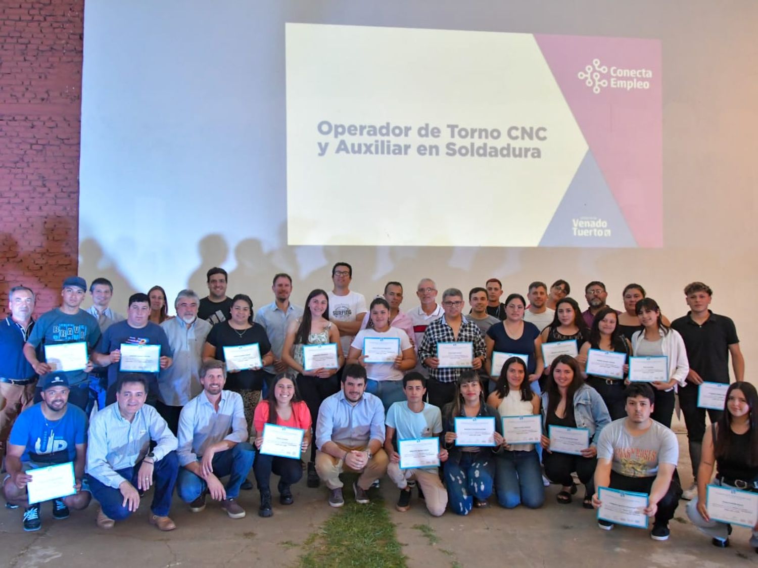 Entrega de certificados a egresados del programa municipal “Conecta Empleo”