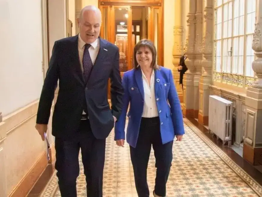 Patricia Bullrich, jefa de la bancada libertaria en Senado, y el ministro de Desregulación y Reforma del Estado, Federico Sturzenegger.