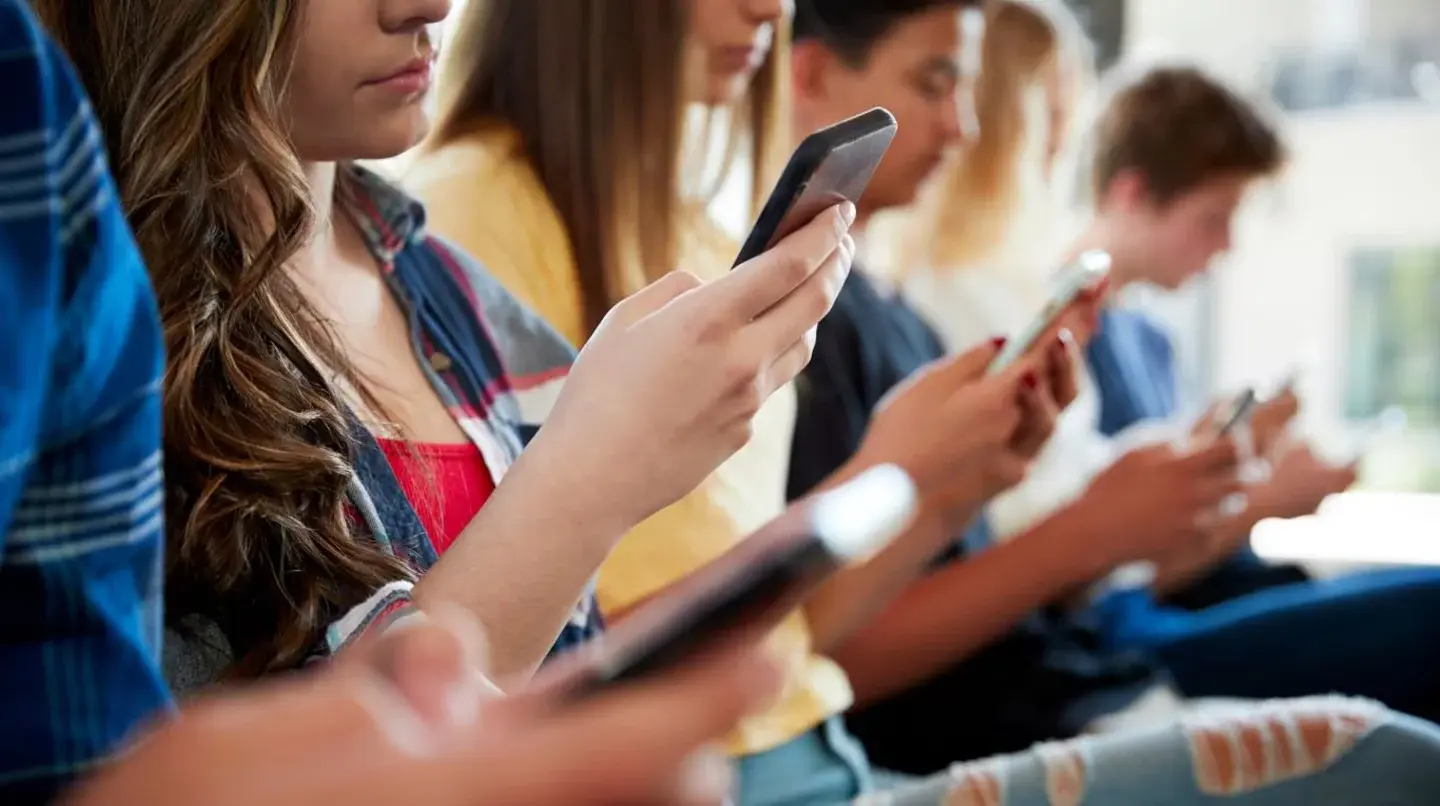 Salud mental y redes sociales: el riesgo de autodiagnosticarse con etiquetas virales