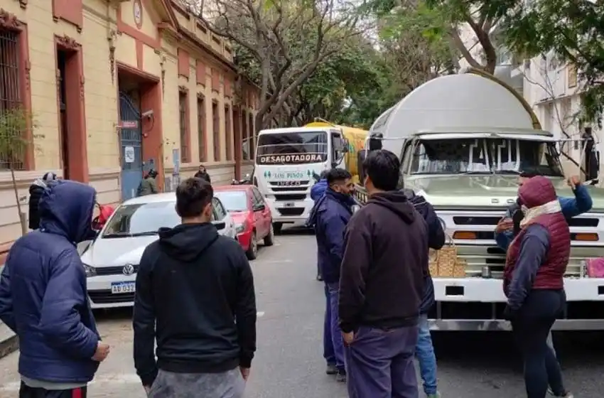 Trabajadores de empresas desagotadoras cortaron la calle en pleno centro de Rosario: «Pedimos que nos levanten la suspensión»