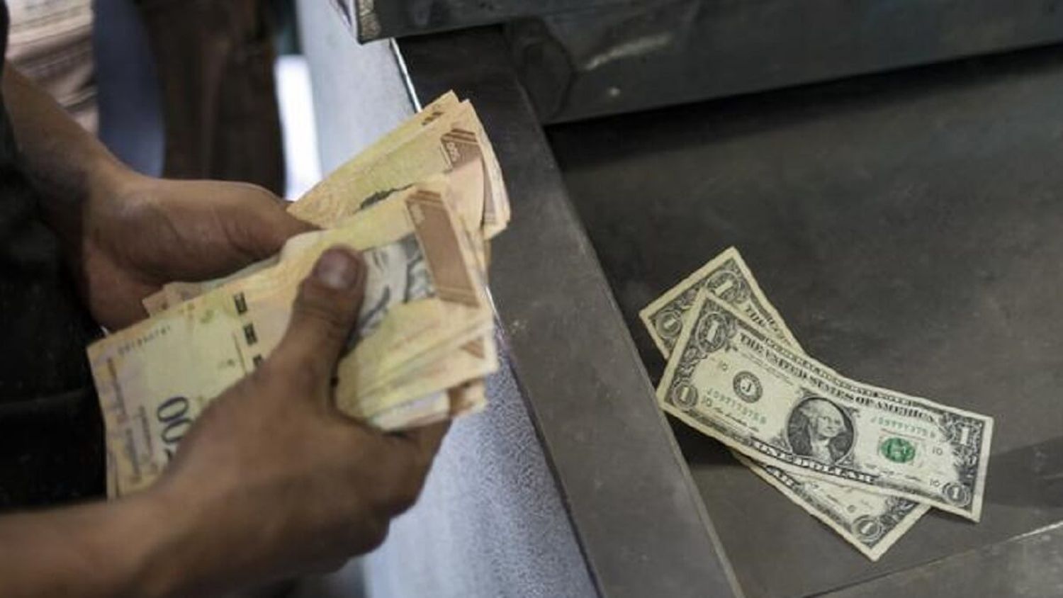 EL BCV ES UN «CREMATORIO» de reservas: esto dicen los expertos sobre la «estabilización» del dólar
