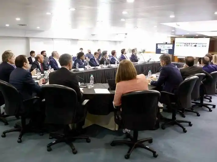 El gobernador Insfrán junto a sus pares del
Norte Grande se reunieron con el Bid Invest