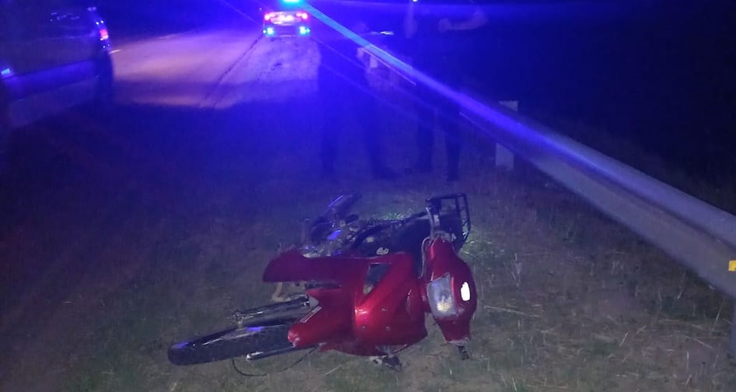 Un menor derrapó con su moto en una zona de baches de la Ruta 11