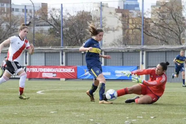 Superclásico femenino violento: el planchazo que mandó al hospital a una futbolista de Boca