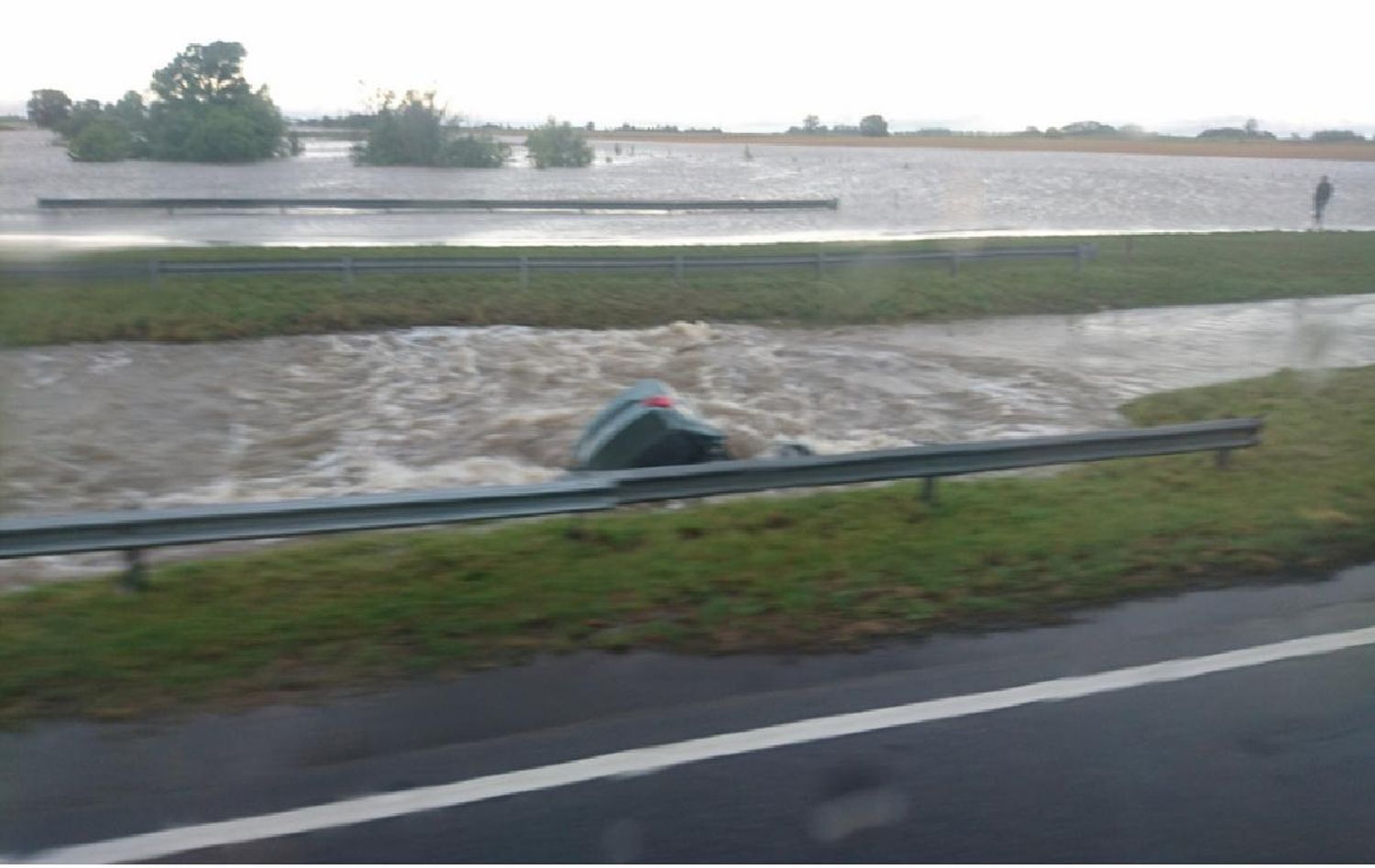 Accidente fatal en Ramallo: Un auto cayó al agua por el desborde del río