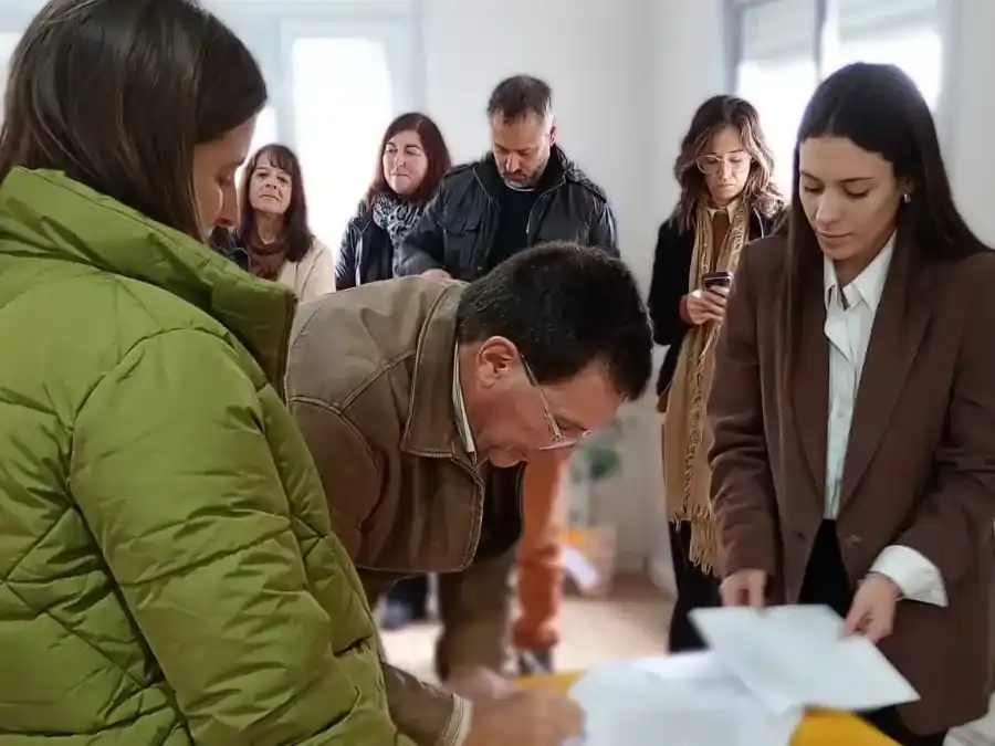 El intendente Juan Carlos Chalde y  Carolina Duval durante la forma de la documentación
