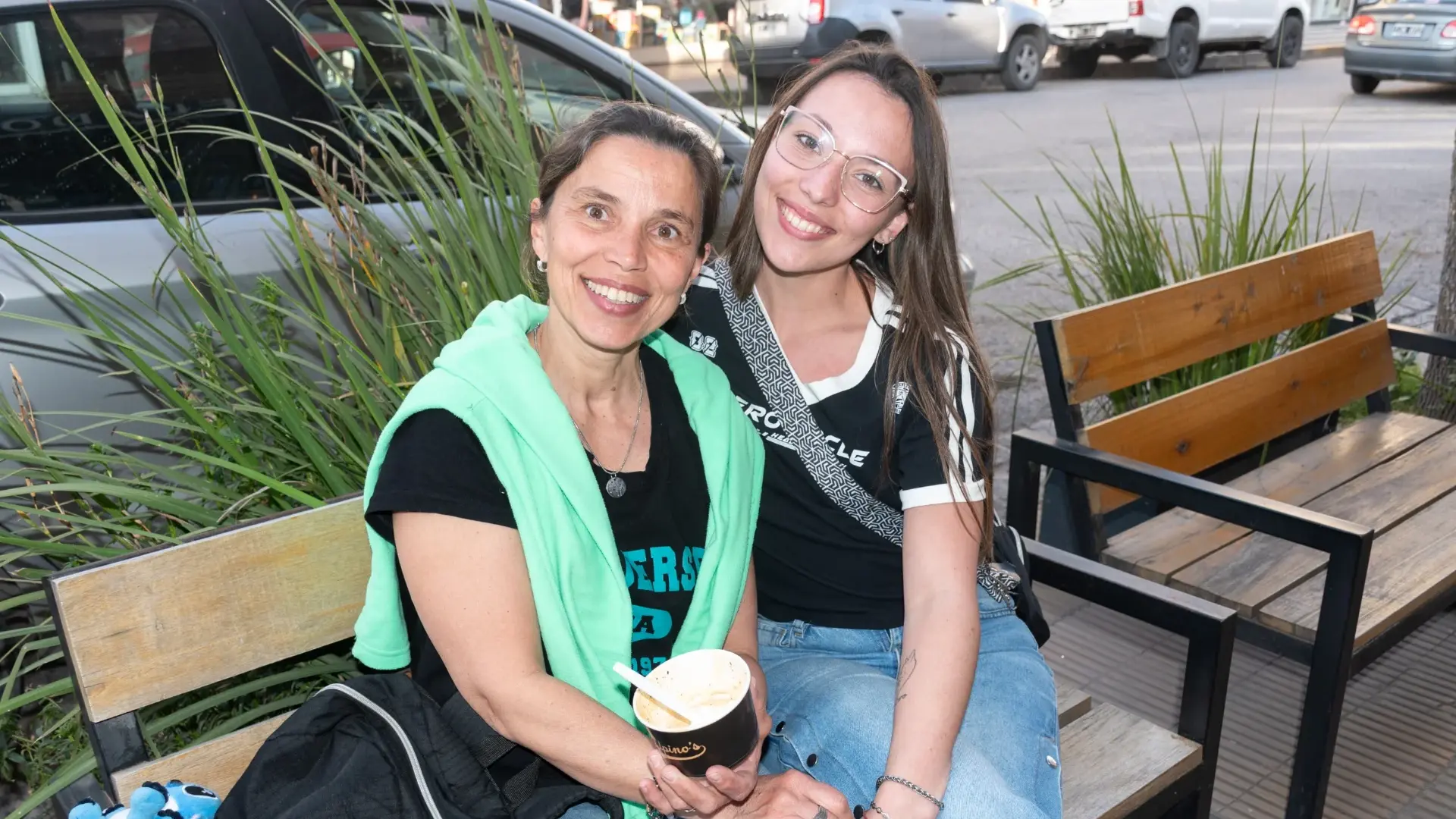 Mica y Mónica, madre e hija. Heladería Alpinos