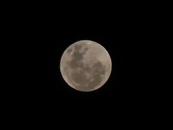 La luna de fresa pudo disfrutarse el lunes por la noche.