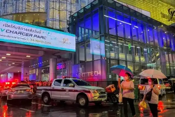 Escalofriantes videos: un adolescente mató a dos personas e hirió a cinco en un centro comercial