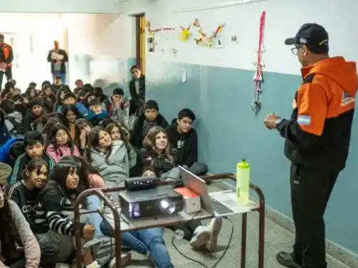 Los síntomas de intoxicación pueden incluir dolor de cabeza, mareos, debilidad, náuseas, vómitos o pérdida del conocimiento.
