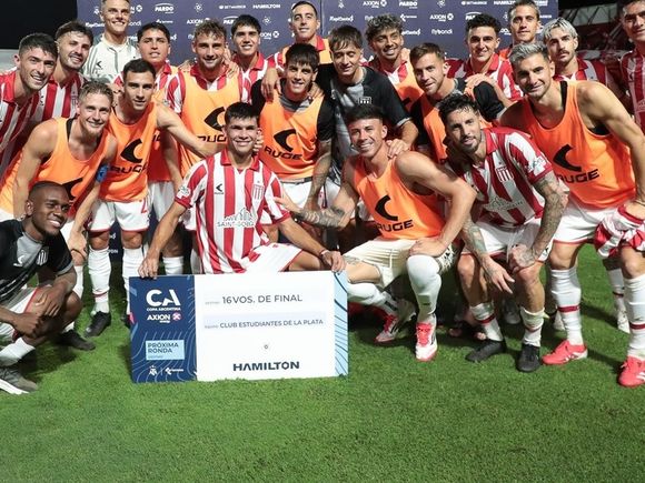 Estudiantes avanza con sufrimiento en la Copa Argentina tras vencer a Sarmiento de La Banda