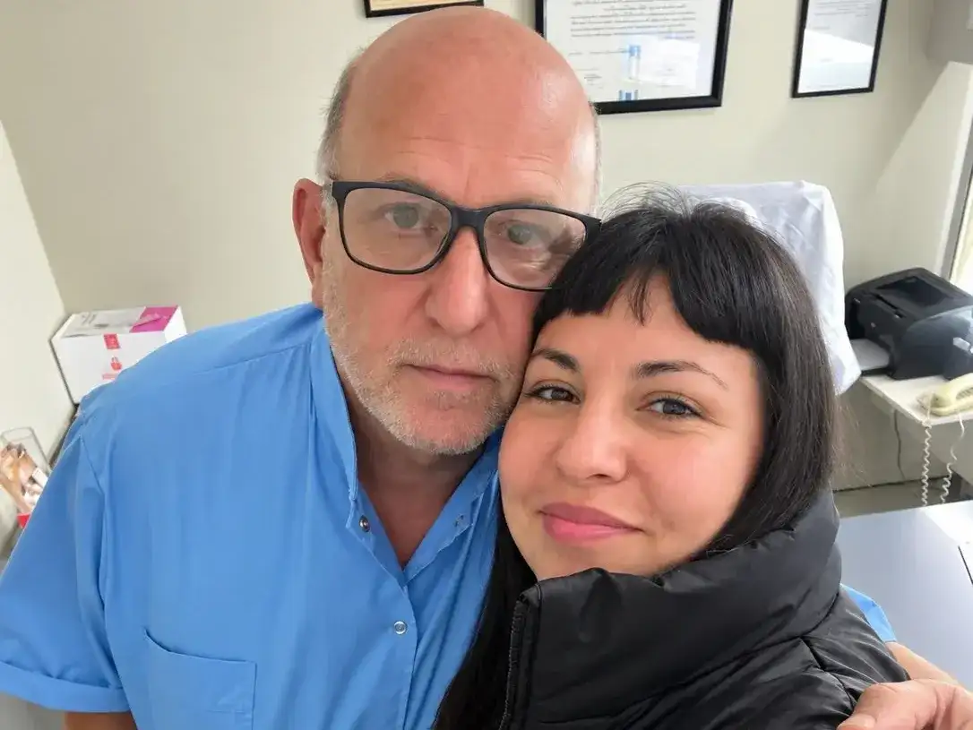 Abigail junto al doctor Grecco, quien la acompaña en el tratamiento en Gualeguaychú