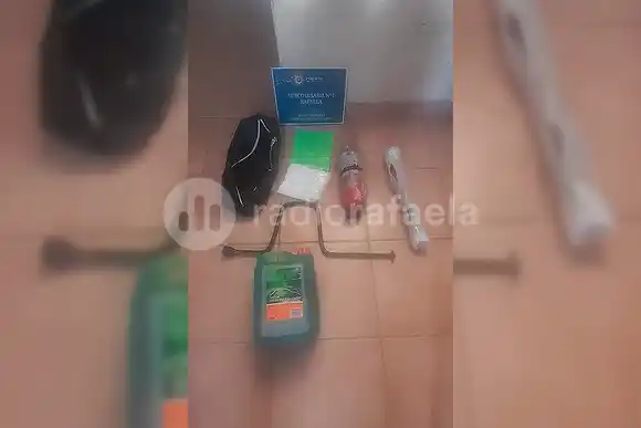 Atraparon a dos jóvenes que se robaron todo lo que había en el baúl de un auto