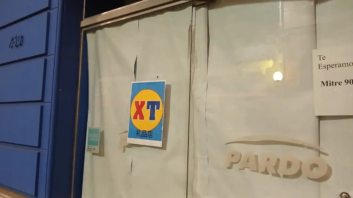 Cartel de XT, bazar y regalos en vidriera de Pardo Muebles