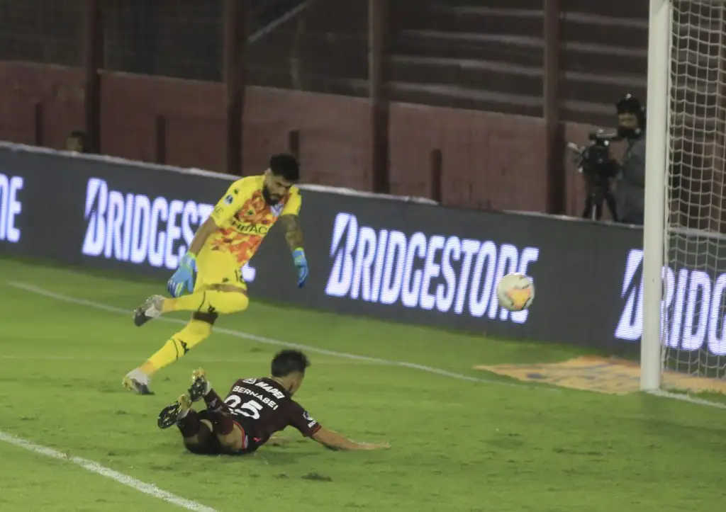 Lanús goleó a Vélez y tiene un lugar en la final