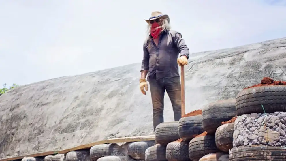 Michael Reynolds, sobre una de sus construcciones realizadas con materiales de desecho