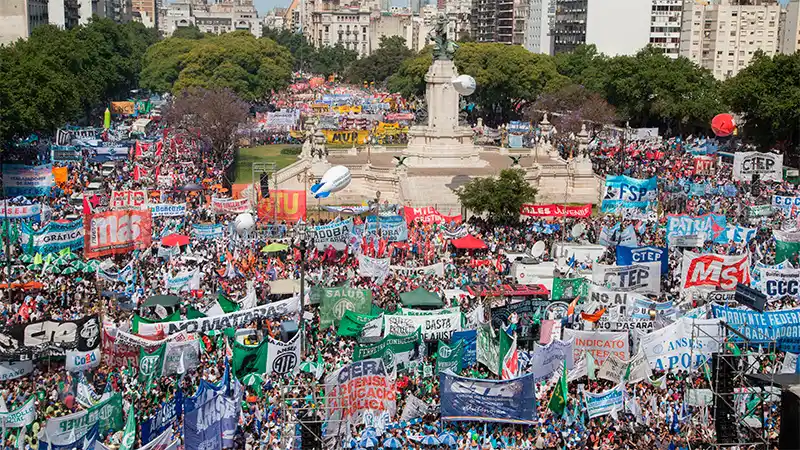 Masiva marcha de trabajadores contra las reformas del Gobierno