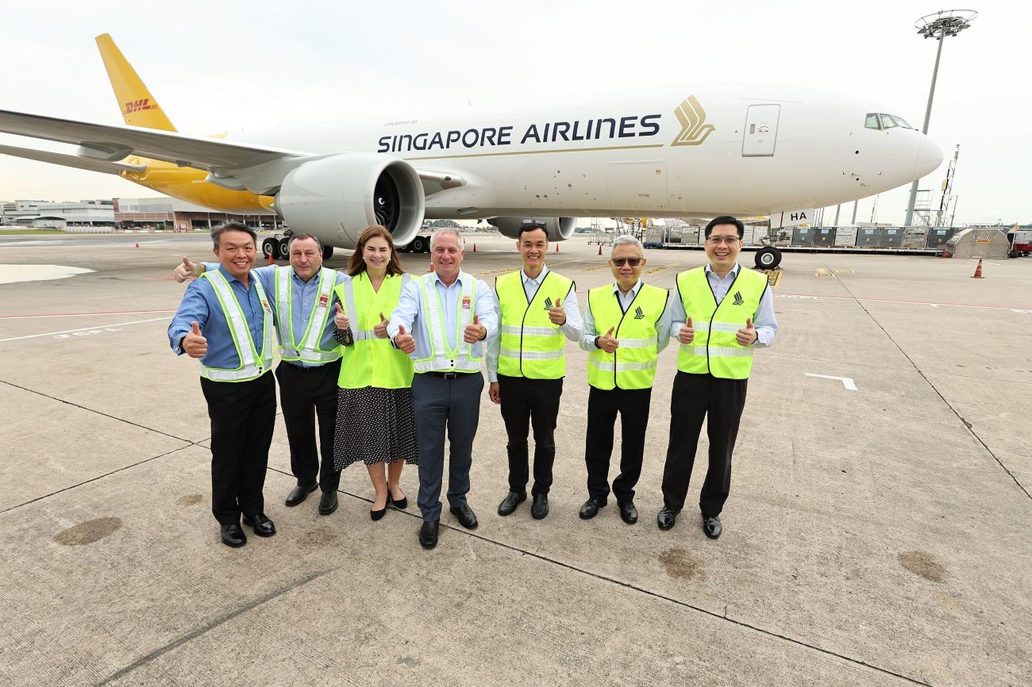 Singapore Airlines takes delivery of its first Boeing 777F and expands partnership with DHL Express