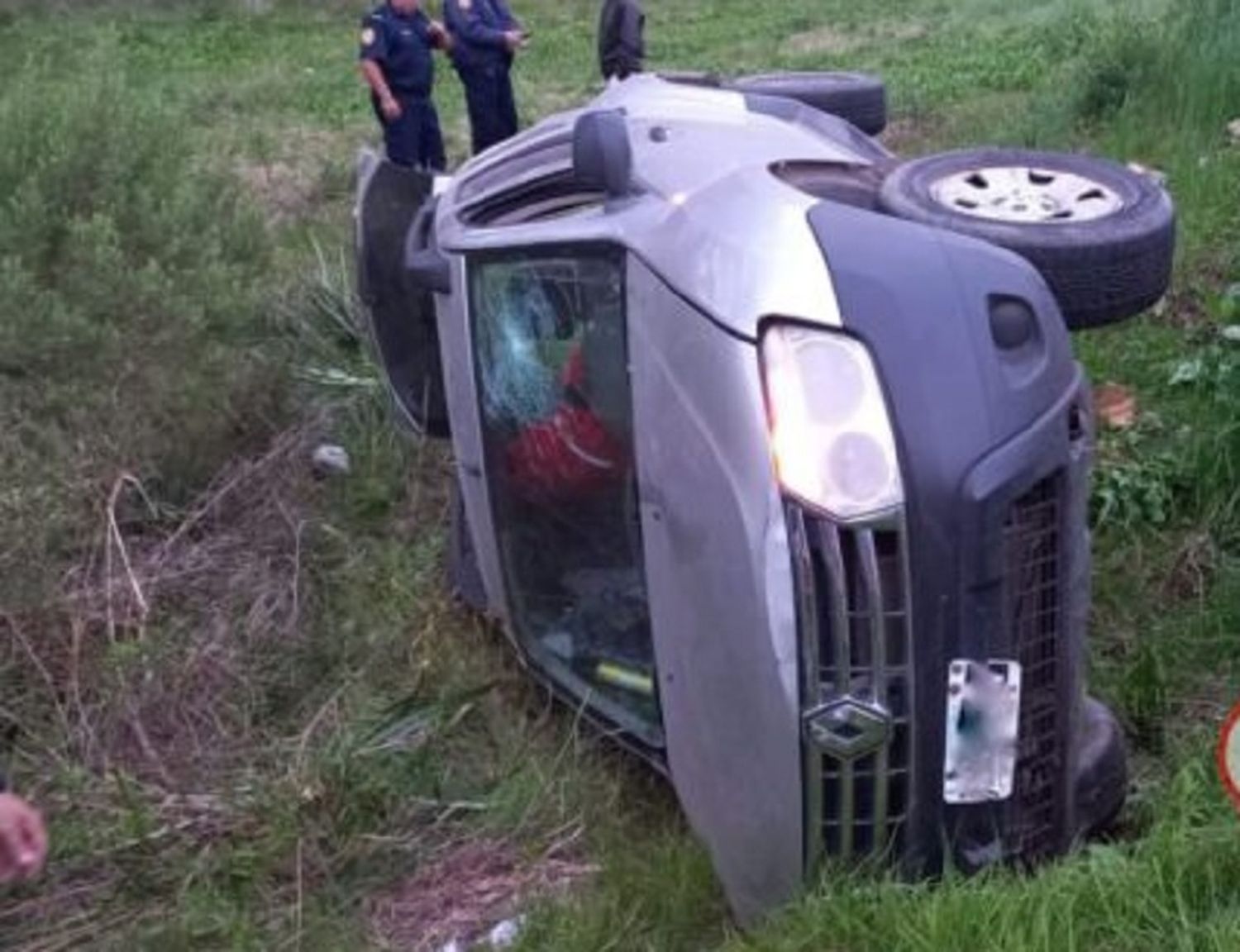 En distintos accidentes, volcaron dos autos en los ingresos a la ciudad