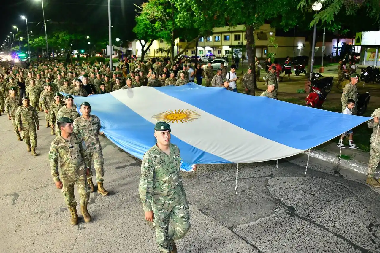 Emotiva marcha de antorchas y vigilia en homenaje a los héroes de Malvinas