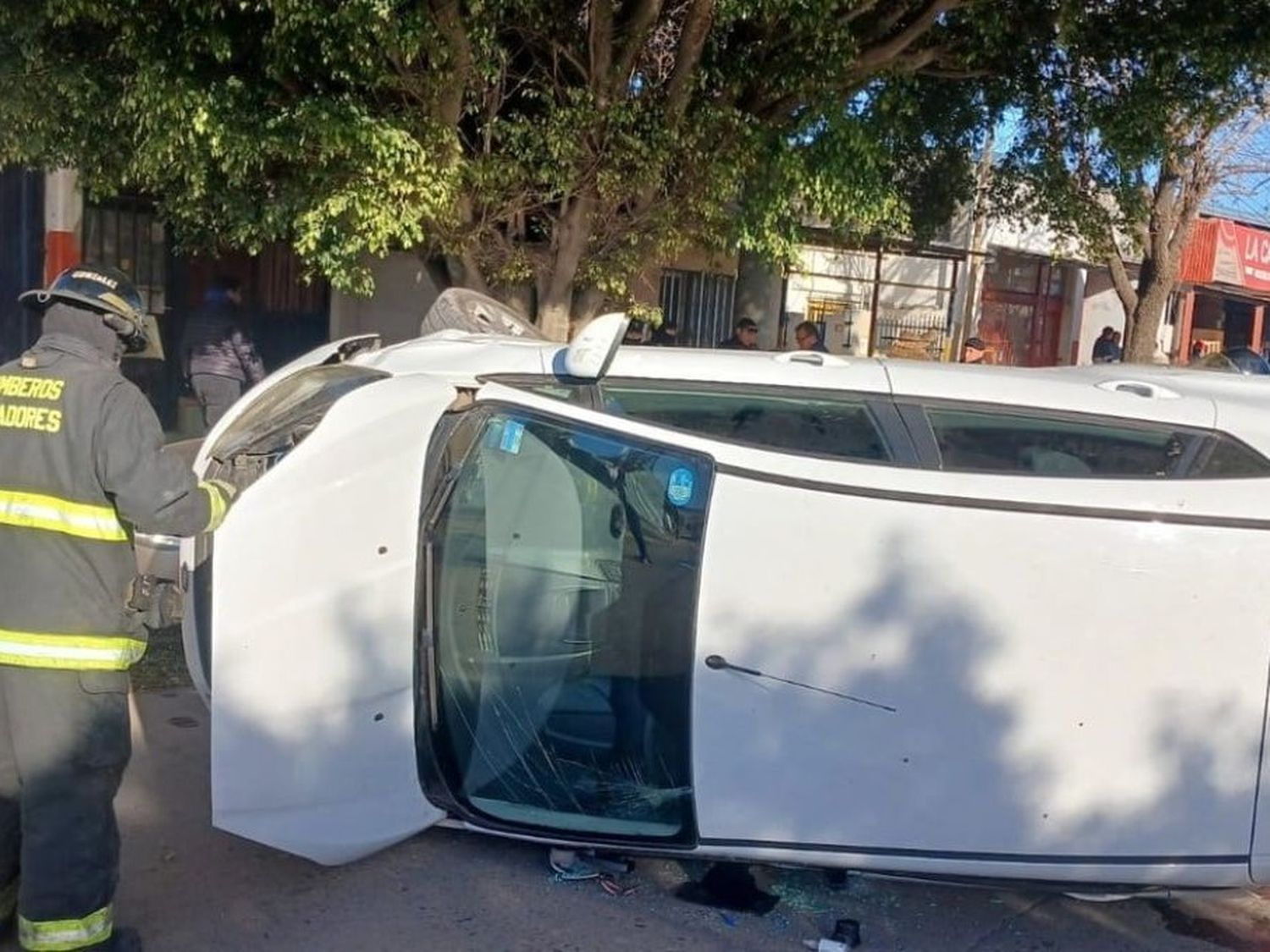 Bomberos Zapadores asistiendo en el siniestro