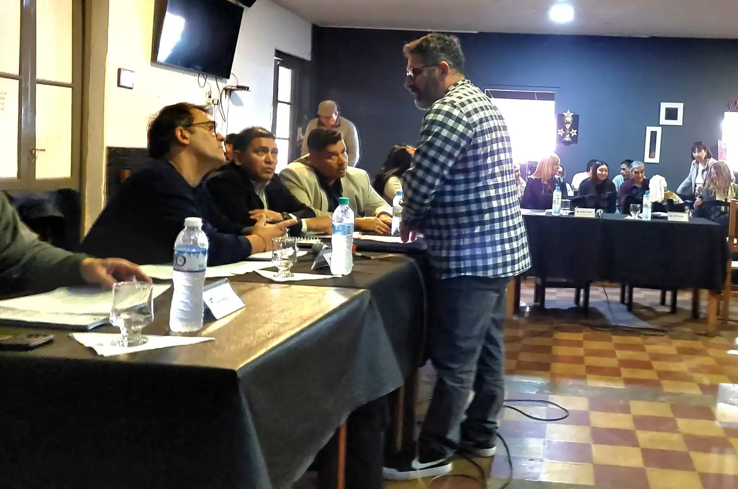 Tras el escándalo en Santa Lucía, la oposición reclama a Baraybar medidas para garantizar el orden en el Concejo