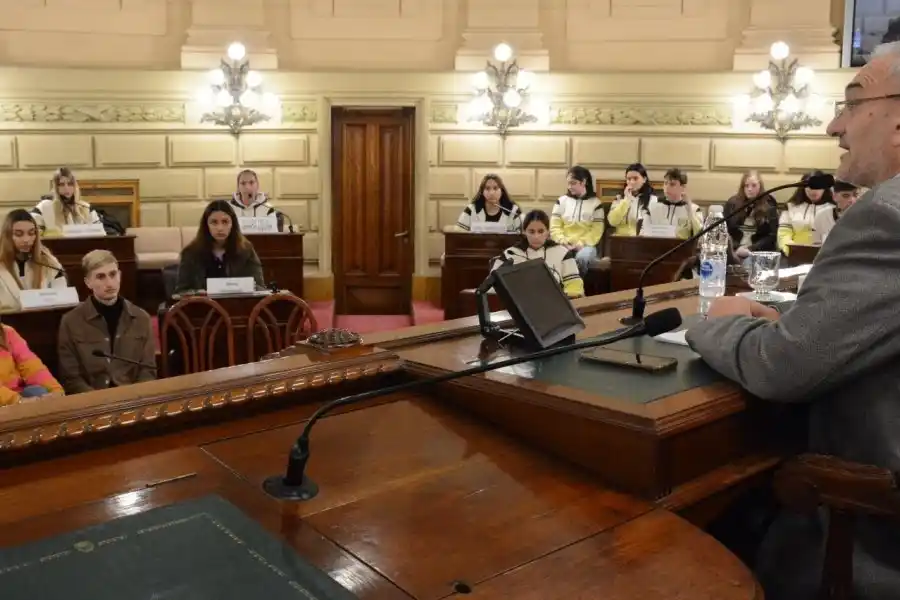 Calvo recibe a estudiantes del Departamento Castellanos