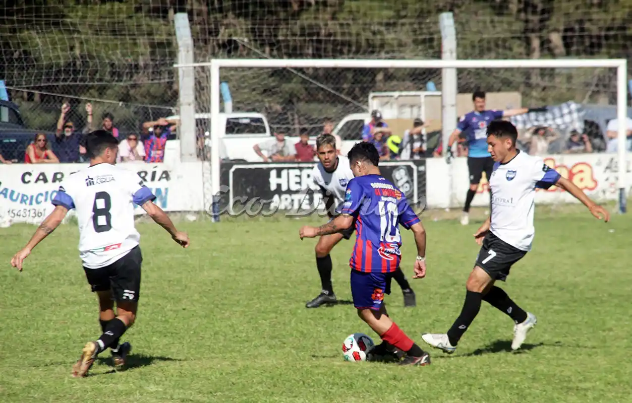 Dominio de la pelota por parte de Apestegui, mientras lo marcan Del Rey, Cordero y Gonzalía