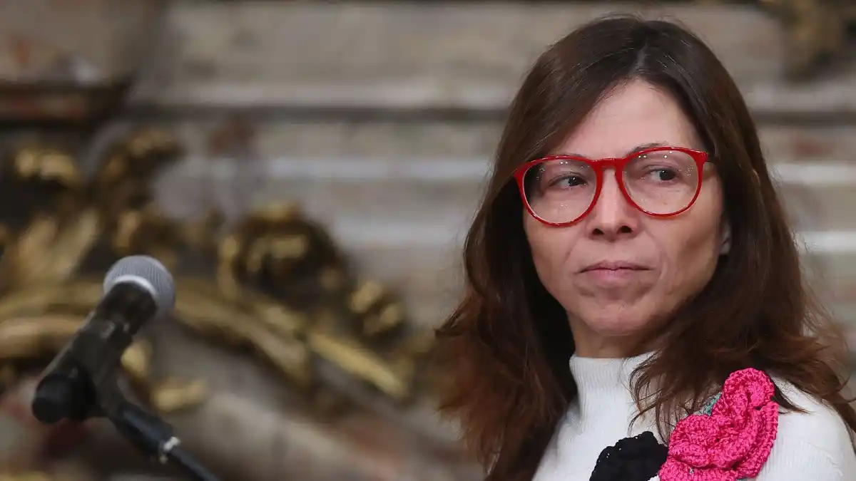 A Batakis la "pescaron" en un Apple Store de Nueva York y la destrozaron en las redes