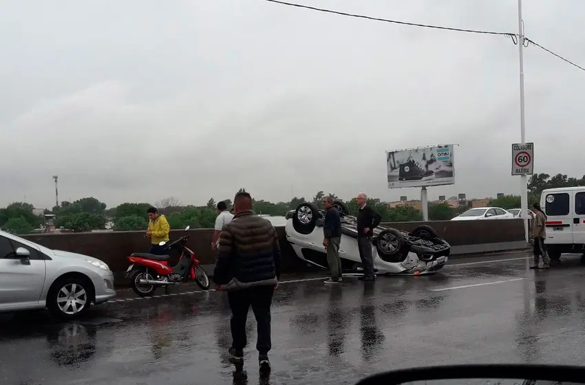 Nuevo choque en circunvalación: un auto volcó y el tránsito está restringido